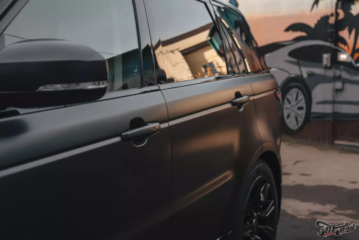 Новый образ Range Rover Sport: оклейка в матовый полиуретан, шумоизоляция дверей, выдвижные пороги. Сравним матовый и глянцевый автомобили!